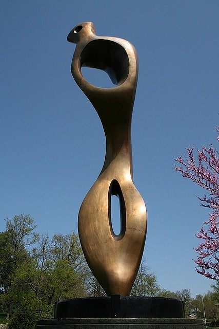 Henry Moore(亨利&middot;摩爾)| 英國雕塑家。摩爾以大型鑄銅雕塑和大理石雕塑聞名。帶空洞、斜倚的人物造型是他最典型的雕塑樣式。他受畢加索二十年代末期的素描和油畫風(fēng)格影響,運(yùn)用自然物形去作抽象雕刻。亨利摩爾四十年代后又創(chuàng)作一系列充滿人倫情感的作品,如等。